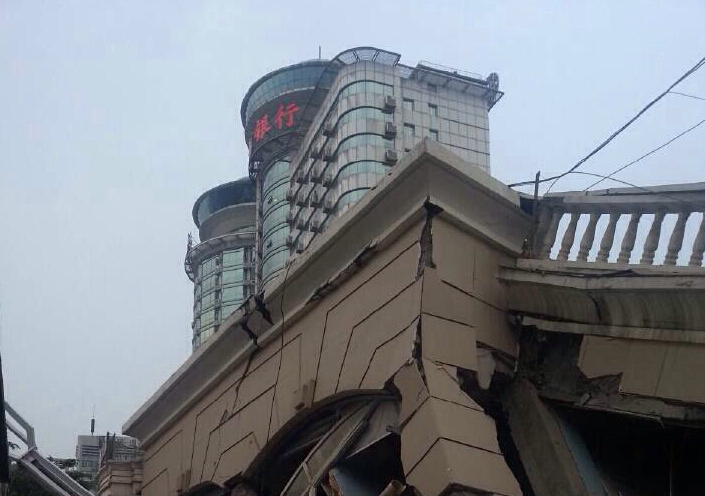 湖北一待拆大樓突然垮塌，萬向重物移動器進行大量搬運作業(yè)